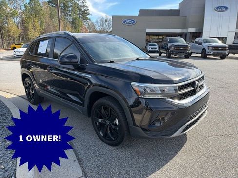 Used 2024 Volkswagen Taos SE w/ Panoramic Sunroof Package image 2