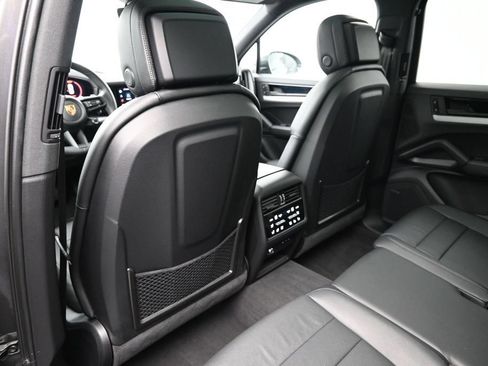 Certified 2025 Porsche Cayenne AWD/4WD image 8