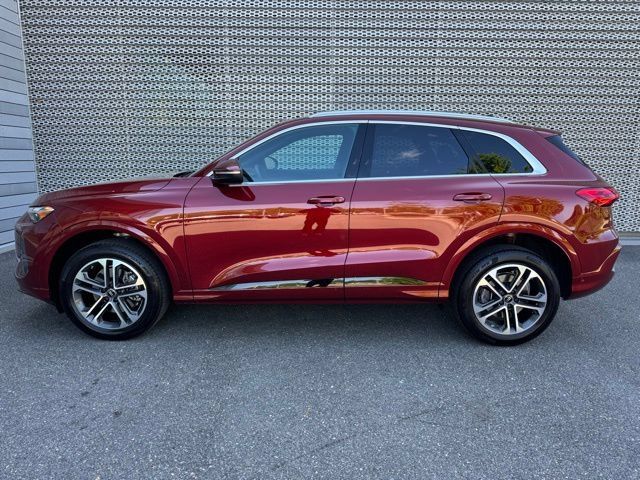 Certified 2025 Audi Q5 Premium w/ 19" Wheel Package AWD/4WD image 2