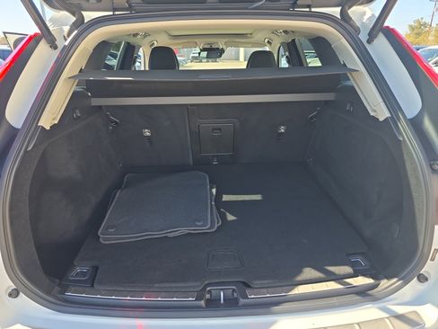 Used 2021 Volvo XC60 T5 Momentum w/ Premium Package image 34