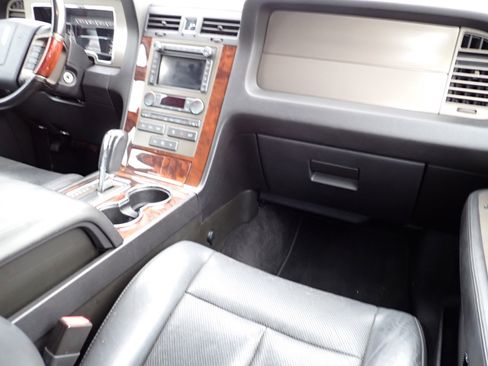 Used 2011 Lincoln Navigator 4WD image 22