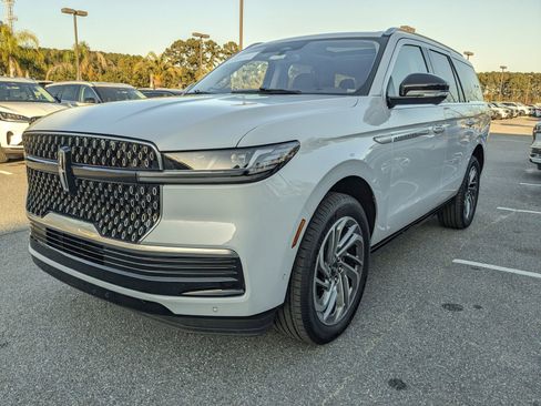 Certified 2025 Lincoln Navigator Reserve image 9