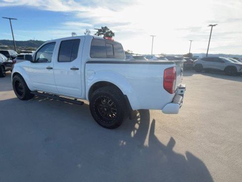 Used 2020 Nissan Frontier SV w/ Midnight Edition Floor Mats image 6