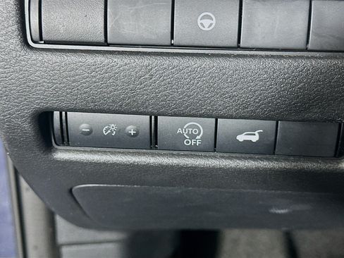 Used 2024 Nissan Rogue SV FWD image 17