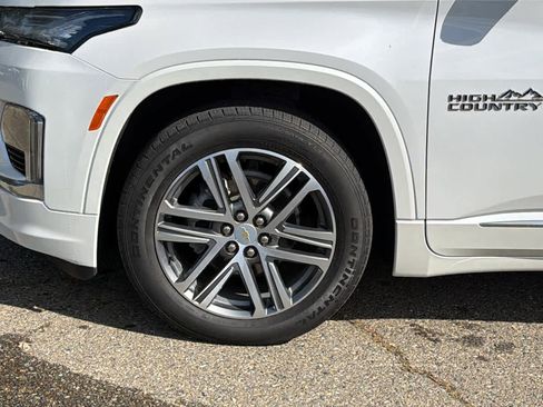 Used 2023 Chevrolet Traverse High Country FWD image 9