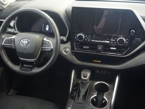 Used 2025 Toyota Highlander Limited AWD/4WD image 29