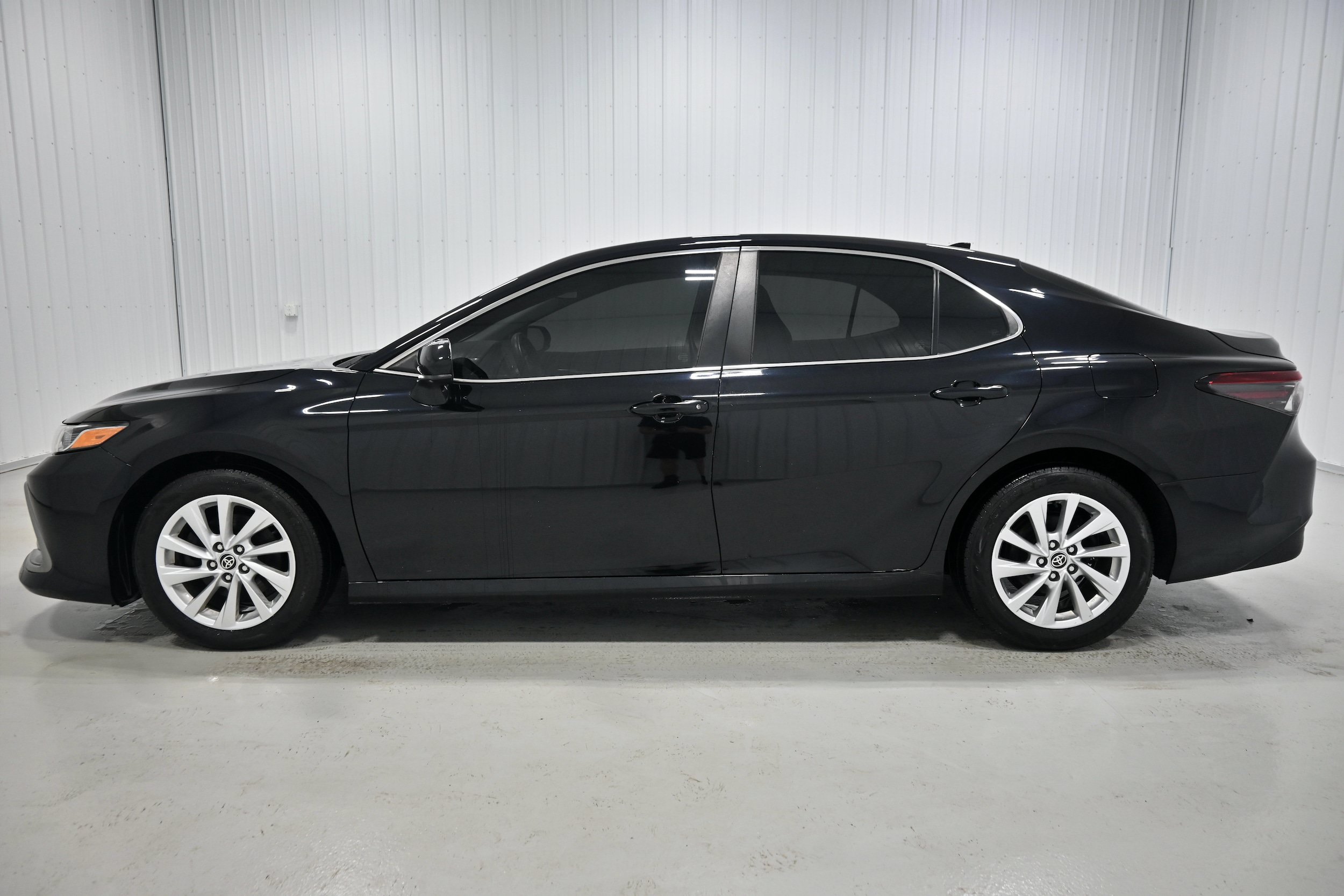 Used 2021 Toyota Camry LE AWD/4WD image 22