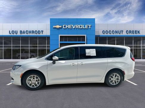 Used 2023 Chrysler Voyager LX FWD image 5