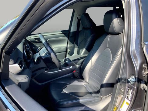 Used 2023 Toyota Highlander XLE FWD image 7