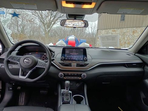 Used 2024 Nissan Altima 2.5 SV image 18