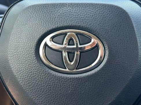 Used 2020 Toyota Corolla LE FWD image 31