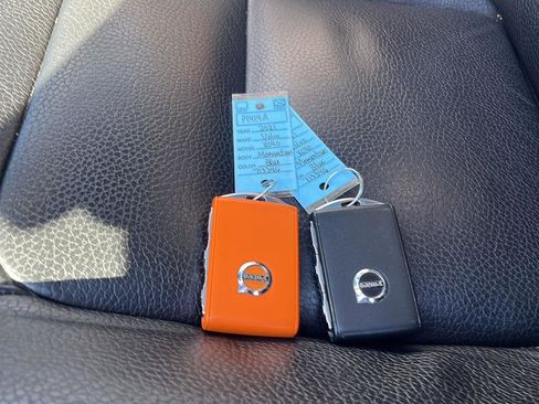 Used 2021 Volvo XC90 T6 Momentum image 3