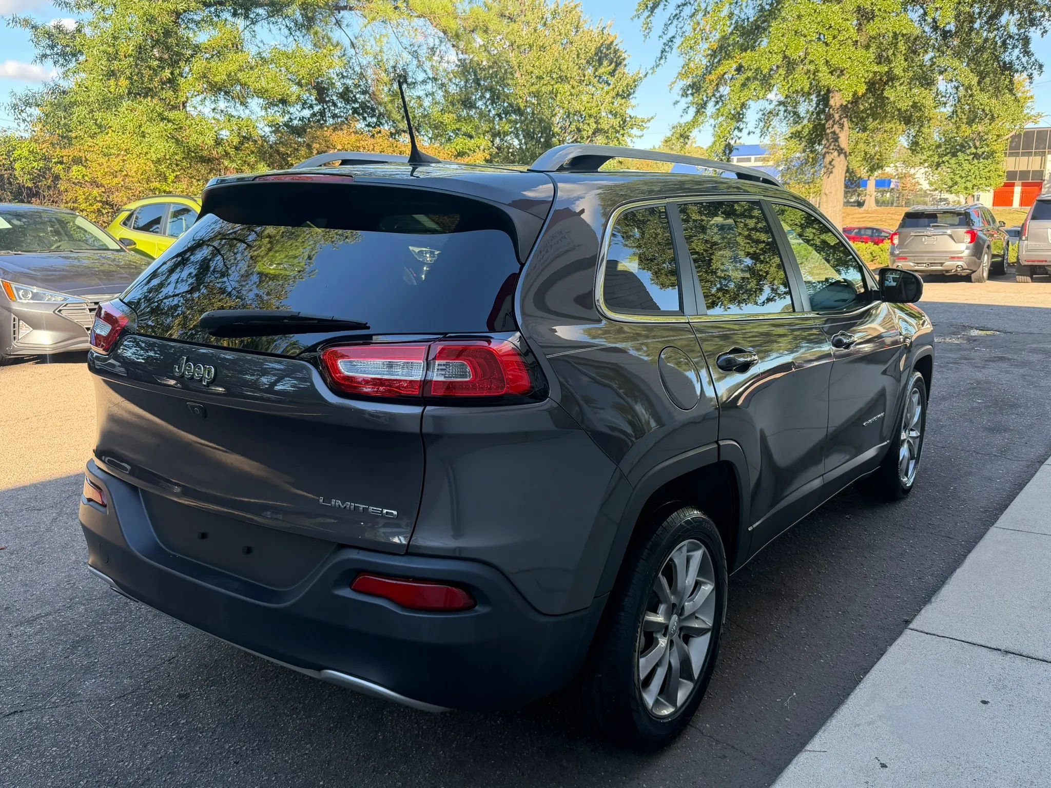 Used 2017 Jeep Cherokee Limited FWD image 5