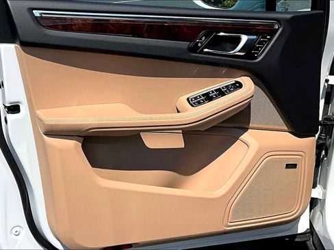 Used 2025 Porsche Macan image 41