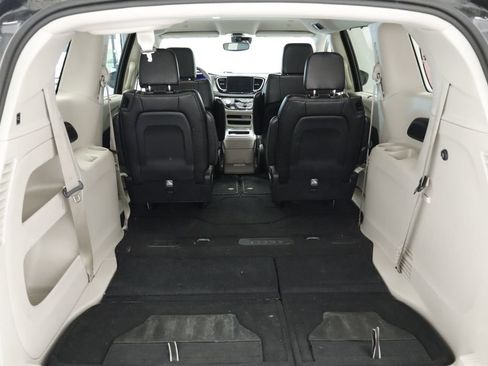 Used 2023 Chrysler Pacifica Touring-L FWD image 16