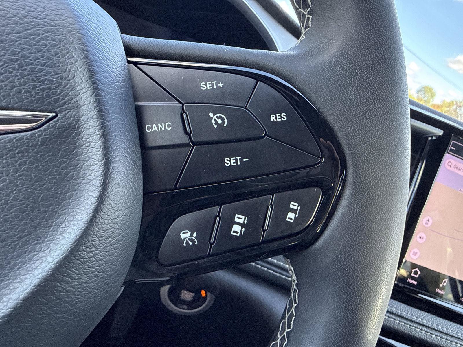 Used 2025 Chrysler Pacifica Limited FWD image 20