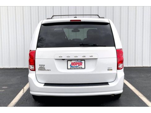 Used 2019 Dodge Grand Caravan SXT image 3