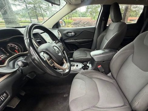 Used 2017 Jeep Cherokee Latitude w/ Safety/Convenience Group AWD/4WD image 14