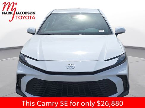 Used 2025 Toyota Camry SE image 3