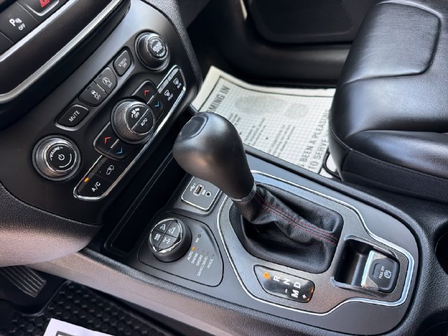 Used 2020 Jeep Cherokee Trailhawk AWD/4WD image 25