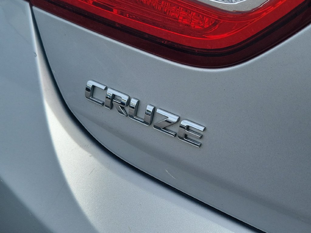 Used 2018 Chevrolet Cruze Premier FWD image 8