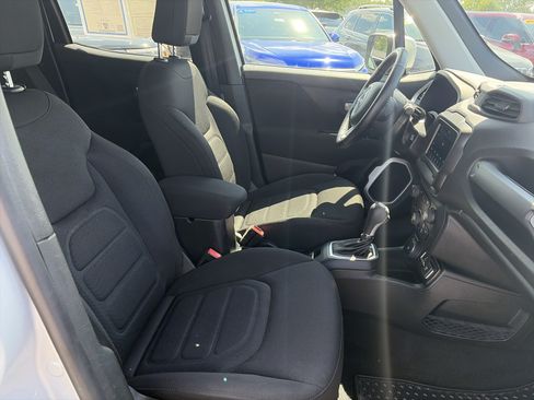 Used 2020 Jeep Renegade Latitude w/ Cold Weather Group AWD/4WD image 12