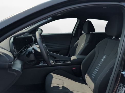 Used 2025 Hyundai Elantra SEL FWD image 9