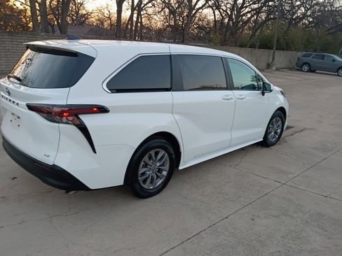 Used 2025 Toyota Sienna LE image 9