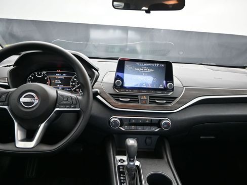Used 2025 Nissan Altima 2.5 SV FWD image 19