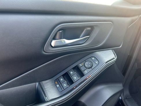 Used 2024 Nissan Rogue SV AWD/4WD image 14