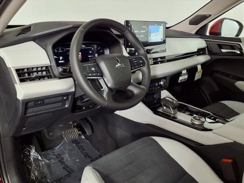 Used 2025 Mitsubishi Outlander SE image 15