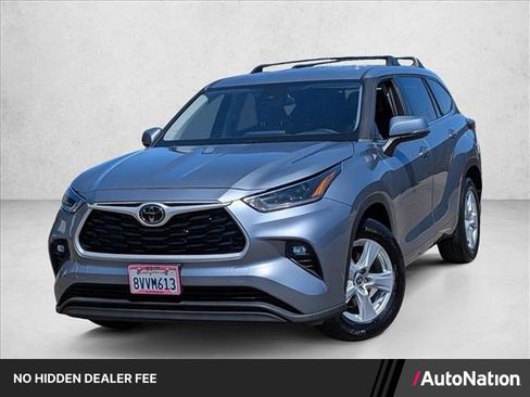 Used 2021 Toyota Highlander LE FWD image 1