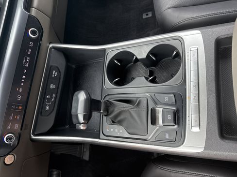 Used 2025 Kia Carnival FWD image 24