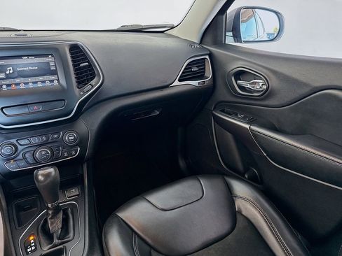 Used 2019 Jeep Cherokee Latitude Plus w/ Comfort/Convenience Group image 21