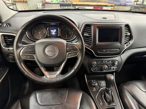 Used 2019 Jeep Cherokee Latitude Plus w/ Cold Weather Group image 18