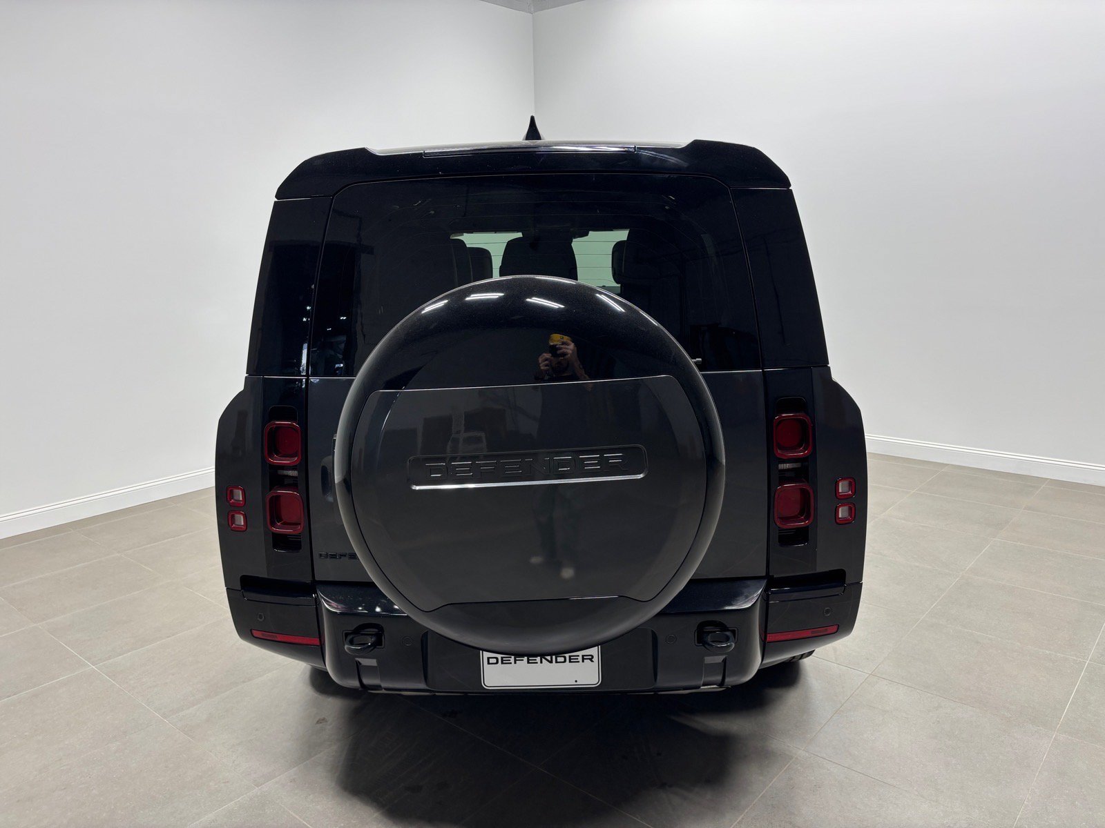 Used 2025 Land Rover Defender 110 X-Dynamic SE AWD/4WD image 8