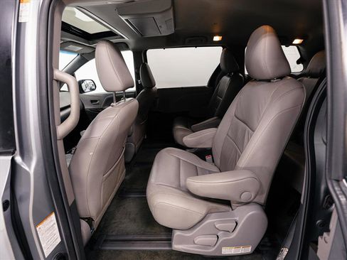 Used 2017 Toyota Sienna XLE Premium image 6