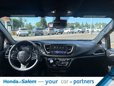 Used 2025 Chrysler Pacifica Select FWD image 10