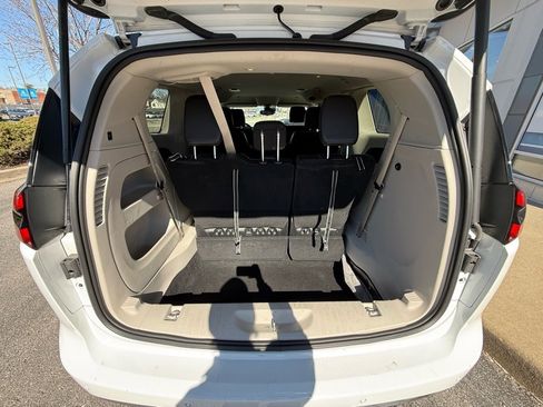 Used 2024 Chrysler Pacifica Touring-L image 33