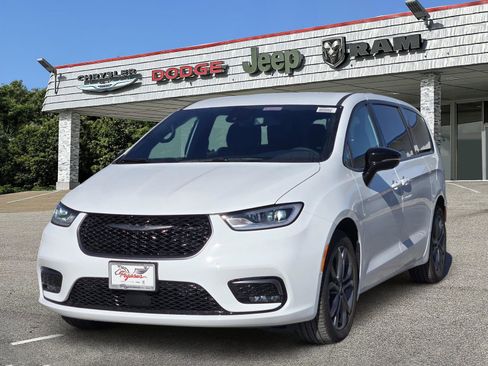 New 2026 Chrysler Pacifica Select image 2