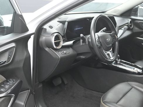 Used 2025 Chevrolet Trax ACTIV FWD image 10