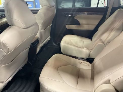 Used 2020 Toyota Highlander Limited image 19