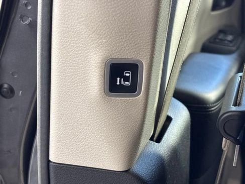 Used 2019 Chrysler Pacifica Limited w/ Tire & Wheel Group FWD image 10
