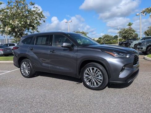 Used 2023 Toyota Highlander Platinum FWD image 2