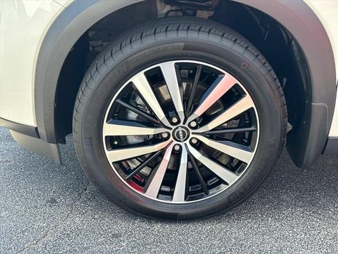 Certified 2024 Nissan Pathfinder Platinum FWD image 9