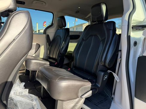 Used 2023 Chrysler Pacifica Touring-L image 18