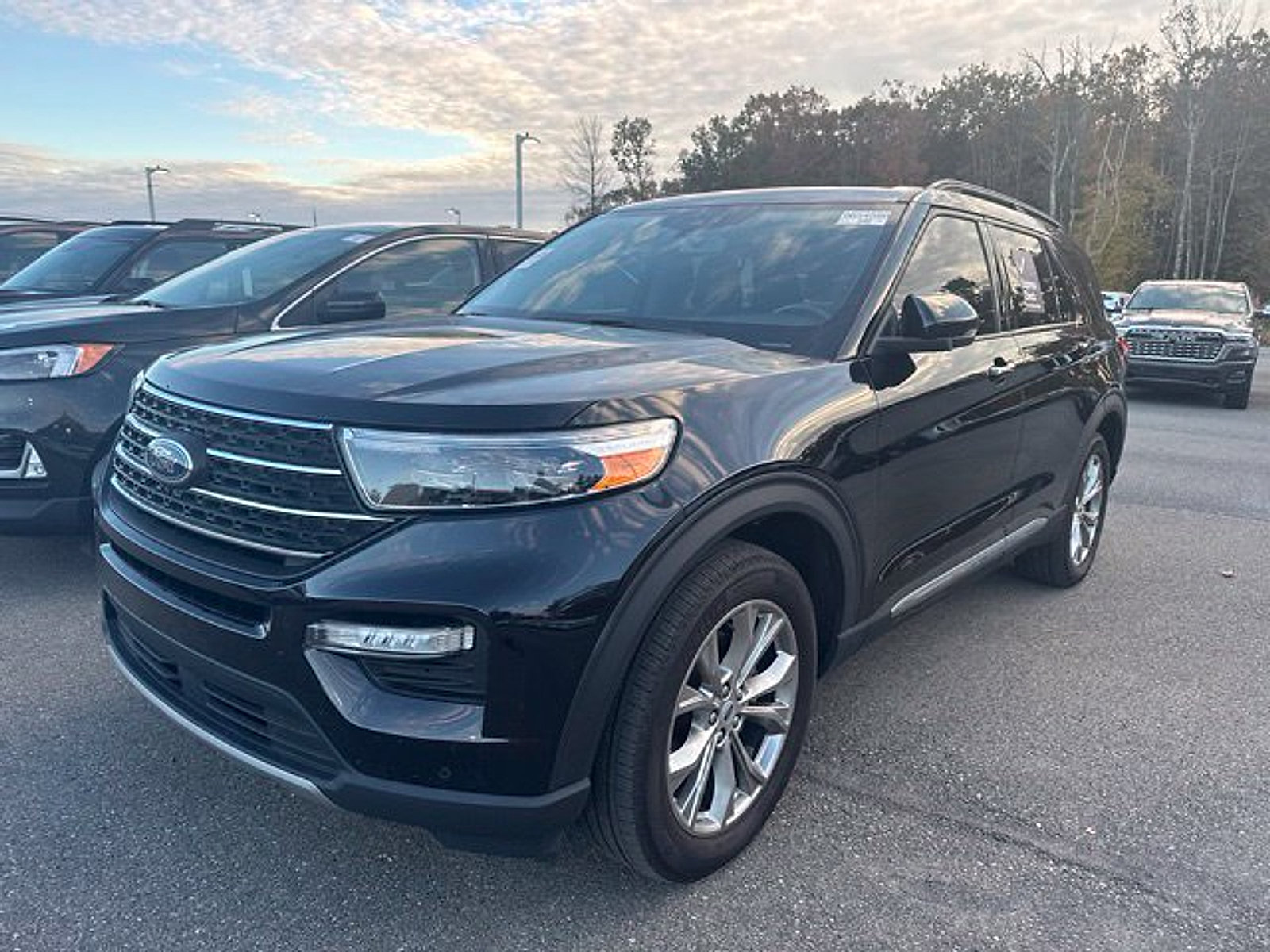 Used 2023 Ford Explorer XLT w/ Equipment Group 202A AWD/4WD image 2