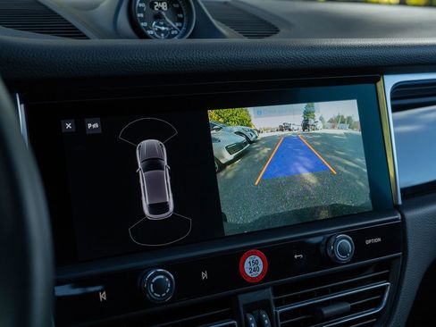 Certified 2025 Porsche Macan image 30