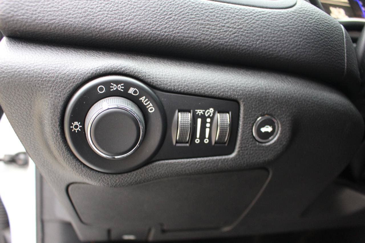 Used 2015 Chrysler 200 Limited w/ Convenience Group FWD image 18
