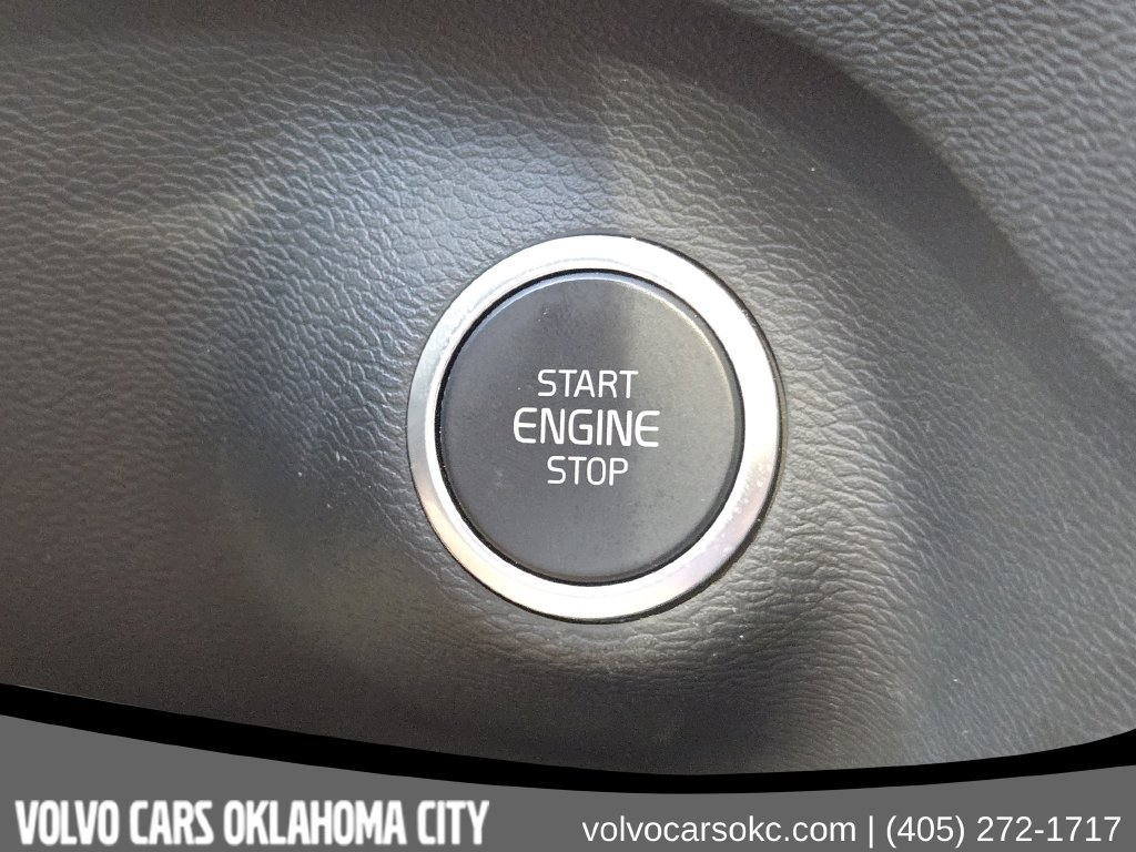 Certified 2025 Volvo XC40 B5 Core AWD/4WD image 22
